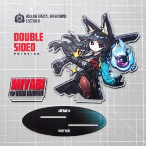 An assembled Zenless Zone Zero Hoshimi Miyabi chibi acrylic standee sitting outdoors, featuring the character with a blue flame spirit and a red Void Hunter nameplate. A top-down view of the unassembled standee pieces including the double-sided printed main figure, nameplate, and black slotted base.